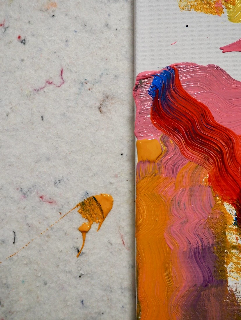 Nahaufnahme bunter Acrylfarben auf einer Leinwand im Action Painting
