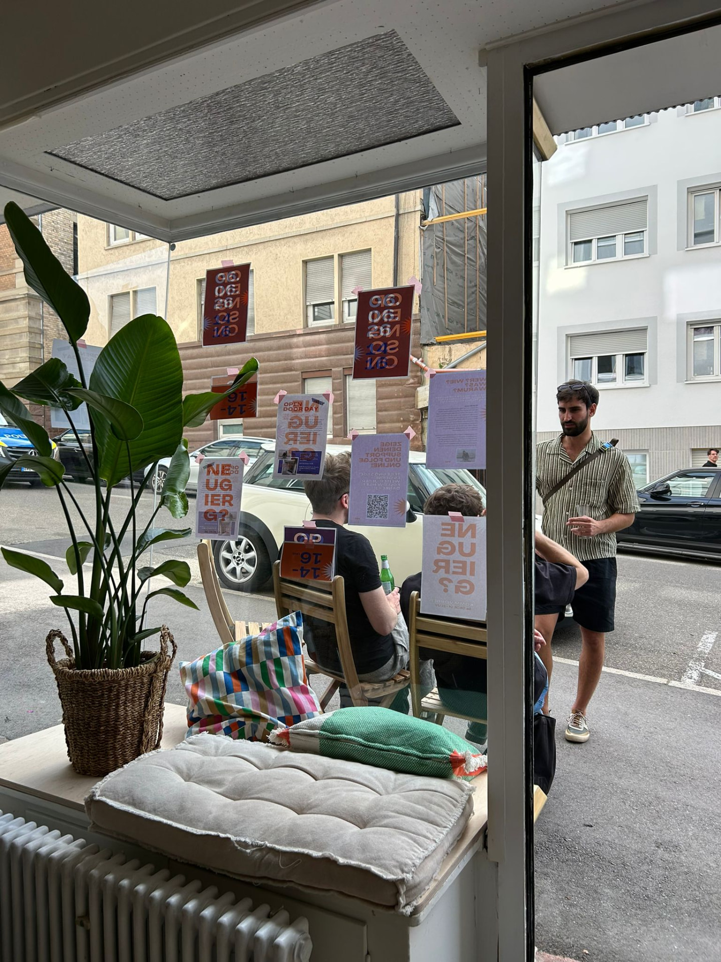Open-Door-Atmosphäre vor dem Viva Colorida Studio mit Schaufenster und Postern