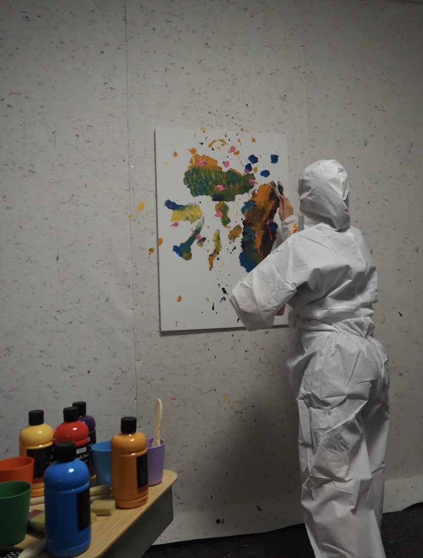 Action Painting im Studio: bunte Leinwand und Farbspritzer während einer Session